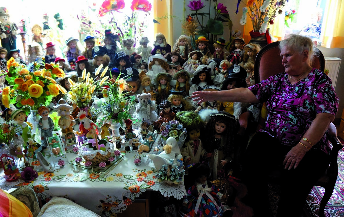 10 Jahre Erika Grande mit ihren Puppen Zimmer liebevoll mit Puppen geschmückt Erika Grande, Bewohnerin der ersten Stunde des Senioren- und Pflegeheims St. Antonius, freut sich über ihr Hobby.