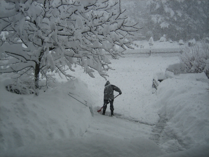 In Villach -der Heimatstadt des Autors- sowie im angrenzenden Gailtal wurde dieses Phänomen, dass sich die Schneefallgrenze gegen die Vorhersage bis zum Talboden vorarbeitet, über Jahre hinweg