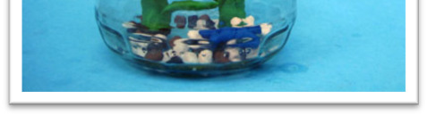 Bastelvorlage: Knetgummi-Aquarium Aus einem leeren Gurkenglas und buntem Knetgummi kann Ihr Kind ein schönes Aquarium mit lustigen Wassertieren zaubern.