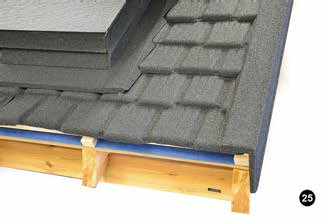 Ortgangbrett: h = 25 mm Dachplatte: h = ca. 20 mm 23 Die Dachplatten werden ca. 20 mm aufgekantet (Abb. 23). 24 Die Deckung beginnt an der Traufe.