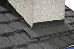 Wandanschlüsse Frontseitiger Wandanschluss Die Dachplatten werden, mit einer Zugabe von ca. 20 mm, an das Bauteil angepasst und zugeschnitten. Mit einer Falzzange werden dann die 20 mm hochgekantet.