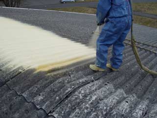 Dachsanierung bei Faserzement ist ein besonderes Thema. Neben bituminösen Dachabdichtungen wurden in den vergangenen 40 Jahren häufig Eindeckungen mit Asbestzement- Produkten vorgenommen.