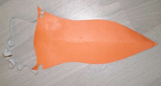 Geier 4 Die Maske für den Geier wird aus einem recht- eckigen, orangefarbenen Stück Pappe, welches in der Mitte gefaltet wird,