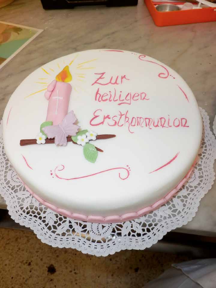 Erstkommunionstorte Kerze Nuß-, Sacher-, Trüffel-, Panama-Masse Größe: Ø 24 cm Stück: 14 Torte: