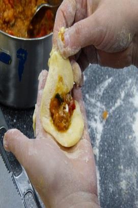 Kartoffel- Ravioli Füllung: 125 g Hackfleisch 1 Zwiebel 1 Knoblauchzehe 1 Eßl. Tomatenmark 1 Eßl.