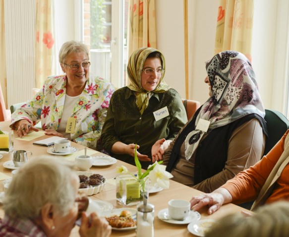 Interkulturelle Begegnungen Interkultureller Gesprächskreis Kurs für Frauen aus aller Welt In diesem Kurs können deutsche und zugewanderte Frauen miteinander ins Gespräch kommen, wobei Migrantinnen
