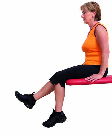 ÜBUNGEN DES KNIEGELENKS Übung 1 Sitzend (hoher Sessel bzw. Tisch): Heben Sie ein Bein nach oben an, indem Sie das Knie strecken.