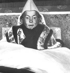 Der junge 14. Dalai Lama Der Titel Dalai Lama ist nicht tibetisch, sondern stammt von den Mongolen und bedeutet soviel wie Lehrer mit dem Wissen, so groß wie ein Ozean.