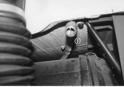 Luftheizgerätes D 1 L C in DAF F 95 Einbauplatz und Luftführung (siehe Bild 1 und 2) Das Luftheizgerät ist unter einer Abdeckung hinter dem Beifahrersitz eingebaut.