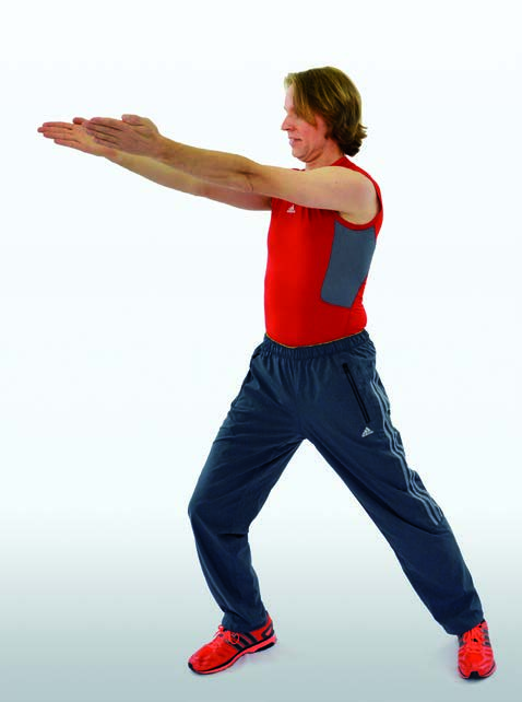 Die Handflächen zeigen nach unten, die Fingerspitzen ziehen dabei nach oben, die Handballen ziehen nach unten, die Arme sind maximal gestreckt, die Schultern werden maximal tief gezogen.