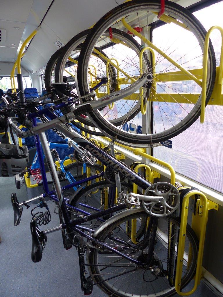fahrzeugseitige Umsetzung innen Für die Fahrradbeförderung erfolgten folgende Änderungen im Bus: Neukonstruktion einer Halterung für 5 Fahrräder an der Mehrzweckfläche Erweiterung