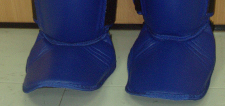 Shin Instep - Schienbeinprotektoren mit integriertem Fußschutz Extra breiter Klettverschluss Fußschutz mit Gummiband gesichert