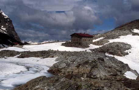 Die Rieserfernerhütte am Gemsbichljoch herrschte ähnlich schlechtes Wetter wie bei der Eröffnung der Barmer Hütte, so dass die Mehrheit der Gäste den Abstieg erst einen Tag später unternehmen konnte.