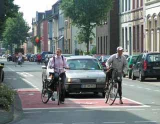 Abbiegende Radfahrer Linksabbiegen (direkt) und eine Signalisierung mit dem Kraftfahrzeugverkehr Aufgeweitete Radaufstellstreifen (ARAS)