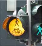 Letzte Punkte 2.) Bedingt verträgliche Rechts- und Linksabbieger Das Problem: Bei langen Fußgängerfurten müssen die Fußgänger- Signale häufig ehr auf Rotlicht geschaltet werden.