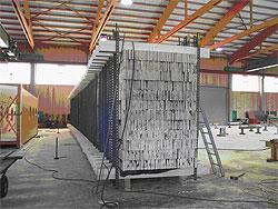 2 - Werkstoffe 14 2.2.6. Blockverleimtes BSH Für Soneranwenungen wie zum Beispiel im Brückenbau weren mehrere Brettschichtholzquerschnitte zu einem Blockquerschnitt verleimt.