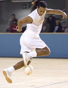 Futsal Weltweite Entwicklung Futsal ist eine der weltweit am schnellsten wachsenden Hallensportarten Seit 1989 FIFA-Weltmeisterschaften und seit 1999 UEFA- Europameisterschaften bislang ohne deutsche