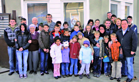 RHEINGOLDSTRASSE CLUBS Heimleitung und Waisenkinder freuen sich über die großzügige Spende des LC Rheingoldstraße.