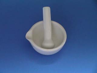 Porzellanschale; Mörser und Stößel Die Porzellanschale dient zum Mischen von Feststoffen und Flüssigkeiten. Die Schale kann auch erwärmt werden.