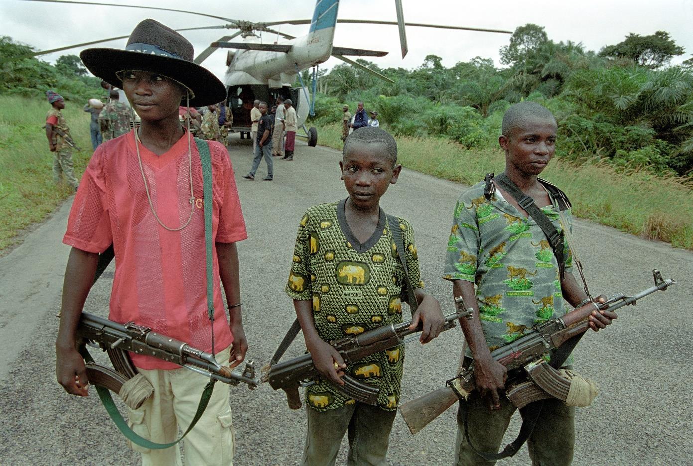 Unterrichtsbausteine zur Ausstellung Demokratische Republik Kongo Kindersoldaten der Mayi-Mayi-Rebellen bewachen einen Coltantransport im Jahr 2004.