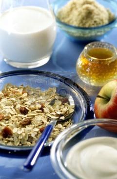 Das Frühstück. Ú Die (Kohlenhydrat-) Speicher sind leer Mögliches Leistungstief Ú Starten mit einem ausgewogenen Frühstück Ú.