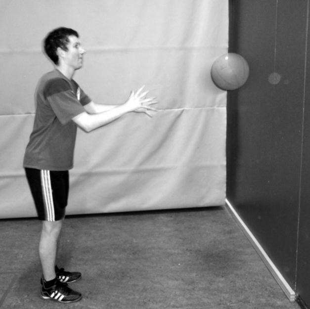 Station 1, zweite Übung Druckwurf an die Wand Zielstellung: Schnelligkeit (Frequenzschnelligkeit beider Arme) Beanspruchte Muskulatur: Schulter- und Armmuskulatur Material: 1 Basketball,