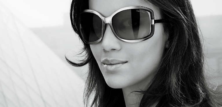 Ausgezeichnete Augenoptik. 23 x in der Schweiz. Miss Schweiz Whitney Toyloy KOST+BRECHBÜHL, Kontaktlinsen & Brillen Pilatusstr. 19, Luzern, 041 210 96 23, kost-brechbuehl.