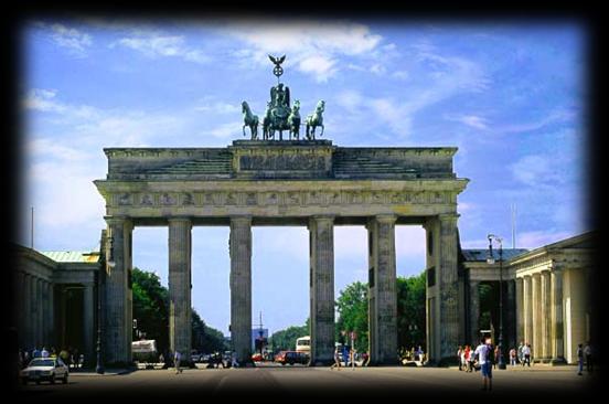 9 3. Berlin 1) Fernsehturm und Alexanderplatz Fernsehturm Alex: 203 Meter beste Aussichtsplattform Berlins 2) Unter den Linden Boulevard geschichtsträchtiger