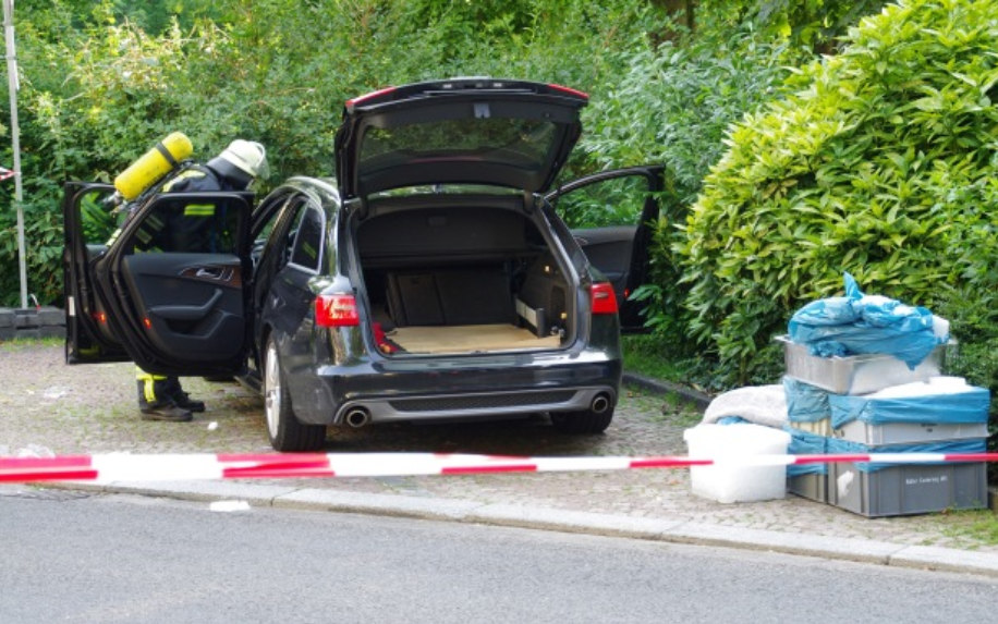 Kühl- oder Konditionierungsmittel 09.07.2013 Wiesbaden In diesem PKW Kombi wurde der Tote gefunden. Rechts im Bild die Kühlbehälter aus dem Fahrzeug.