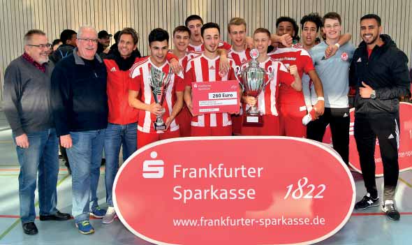 HESSEN-FUSSBALL 1-2/2017 Region Frankfurt 33 Kreis Frankfurt: Rot-Weiße triumphieren erneut Die A-Junioren der SG Rot-Weiß Frankfurt gewannen bereits zum achten Mal den Fußball-Hallencup der