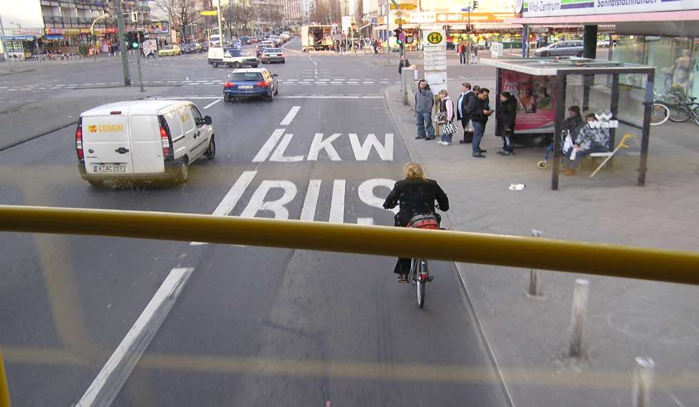 Busse und Radfahrer müssen getrennte Spuren haben.
