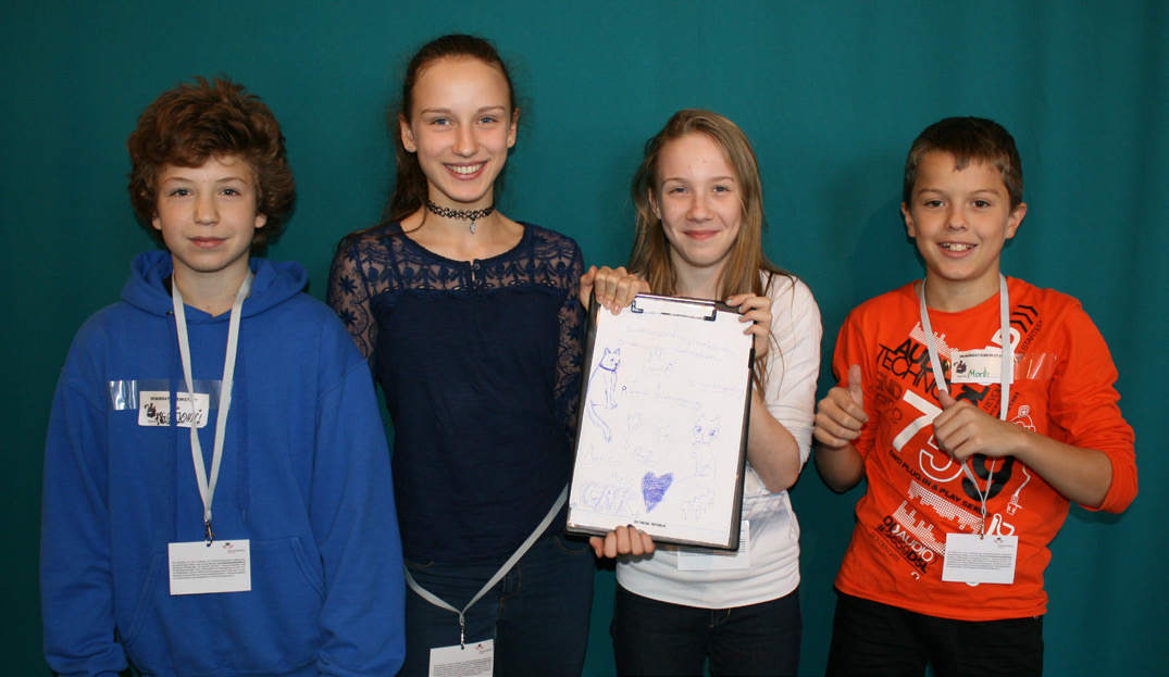 WIR ENTDECKEN REGIERUNGSGESCHICHTE Sonja (12), Marie (13), Jonathan (12) und Moritz (12) Die Provisorische Staatsregierung berät sich.