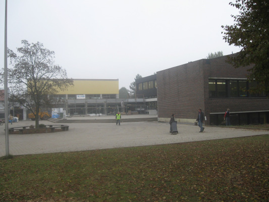Energetische Schulsanierung in Sünching Projektbeschreibung Im Zuge einer energetischen Gebäudesanierung wurde an der Grund- und Teilhauptschule in Sünching neben dem Vollwärmeschutz auch die