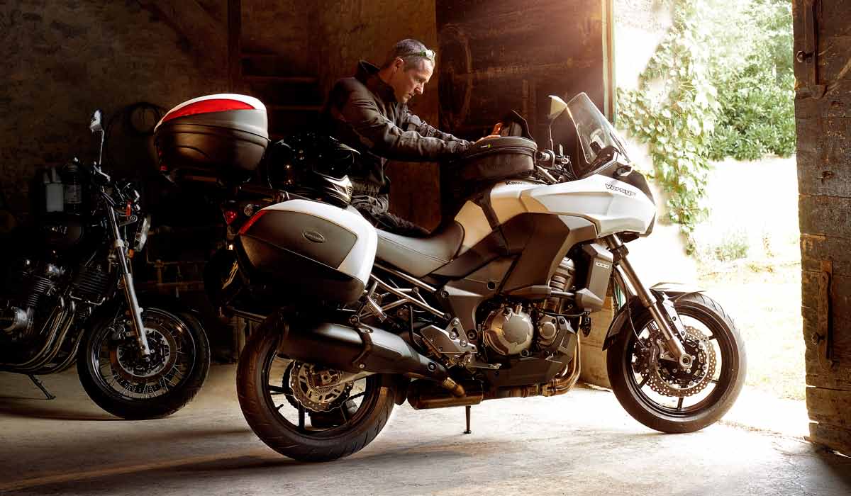 ZUBEHÖR Erweitern Sie Ihre Versys 1000 mit einer Vielzahl von Kawasaki Original-Zubehörteilen. Entwickelt, um mit Ihnen auf die Reise zu gehen.