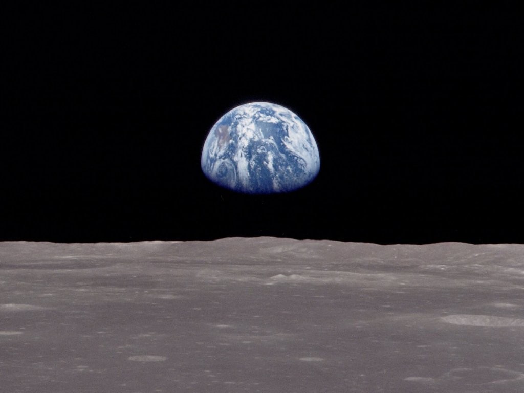 4. Bildinterpretation: Der Blick vom Mond Am 21. Juli 2009 jährte sich zum 40. Mal die Mondlandung des amerikanischen Raumschiffs Apollo 11.