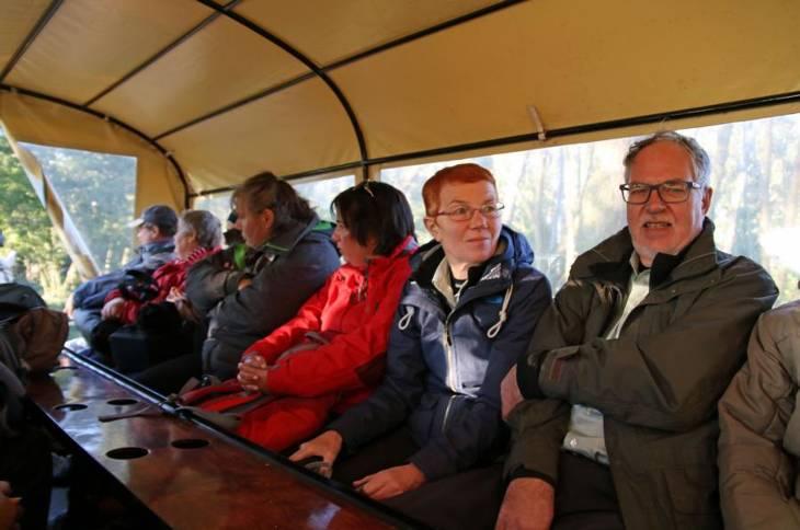 Weiter geht der Weg zum Weststrand (dort Mittelsäger und Eiderenten am Strand rastend) und dann zum Leuchtturm, wo einige Kaffee trinken und die gelungenen Ausstellungen über Natur und Landschaft am