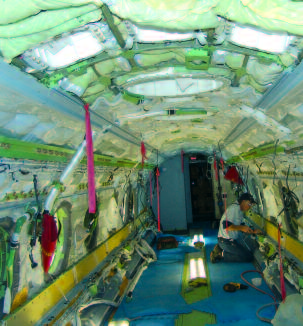 HALO-Rumpf: Mehr als 20 Öffnungen wurden in den Rumpf des Flugzeugs geschnitten, um optische Fenster und Einlasssysteme aufzunehmen.