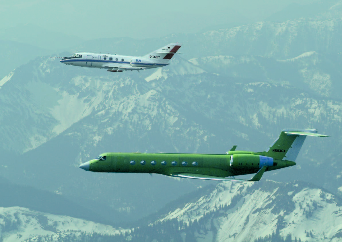 Vorgänger und Nachfolger Das Forschungsflugzeug Falcon begrüßte den neuen Versuchsträger G 550 über den Alpen auf seinem Weg zur