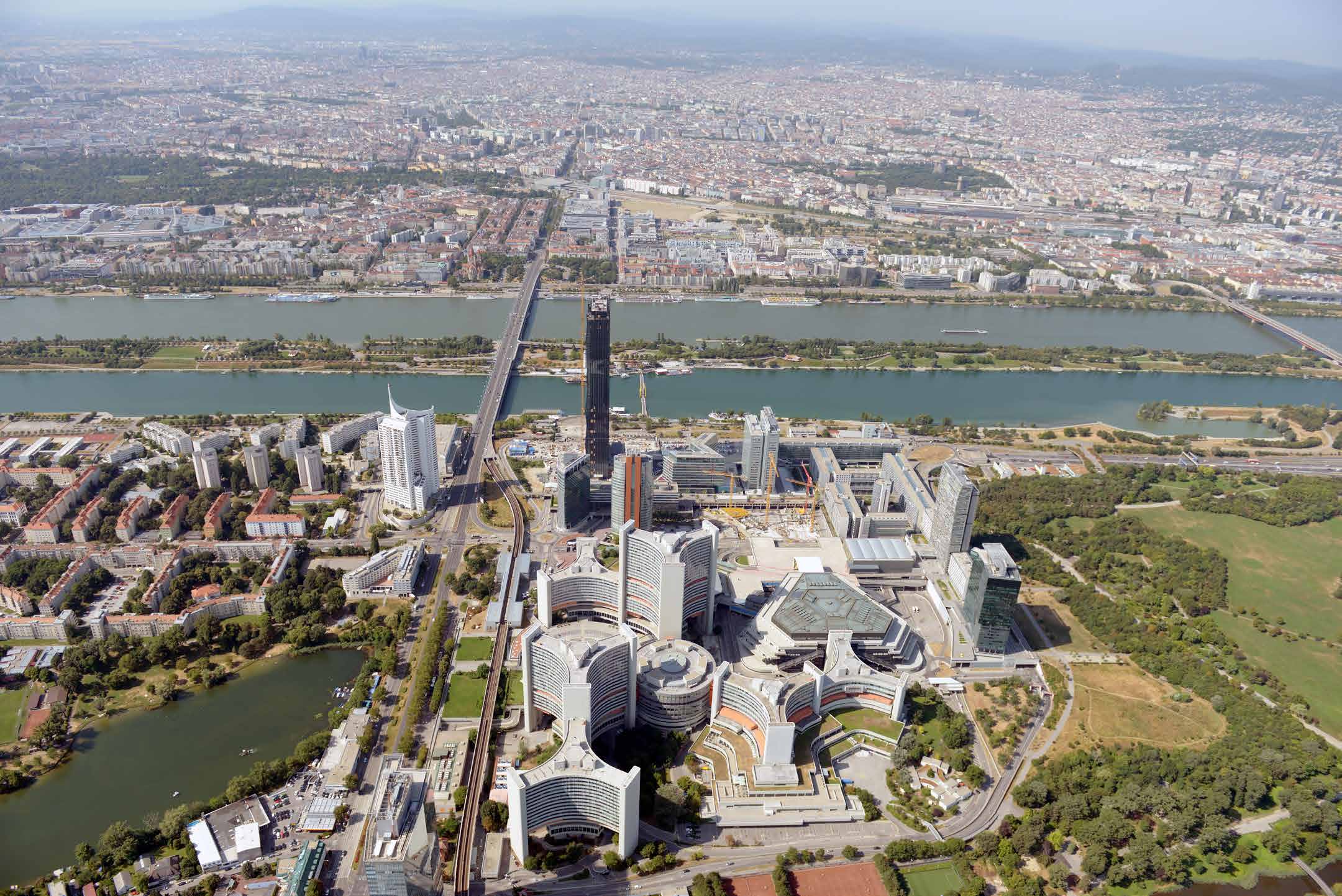 Donau City (Vienna DC) media wien Am Nordufer der Donau hat sich vor der Wiener UNO-City ein neues Stadtzentrum mit innovativen Bürobauten und Wohnungen, Forschungsstätten, Freizeitanlagen und