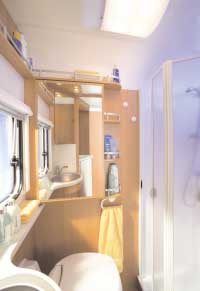 Nicht nur ansprechend im Design, auch funktional angeordnet, leuchten zudem elegante Licht- Elemente die Badbereiche aus.