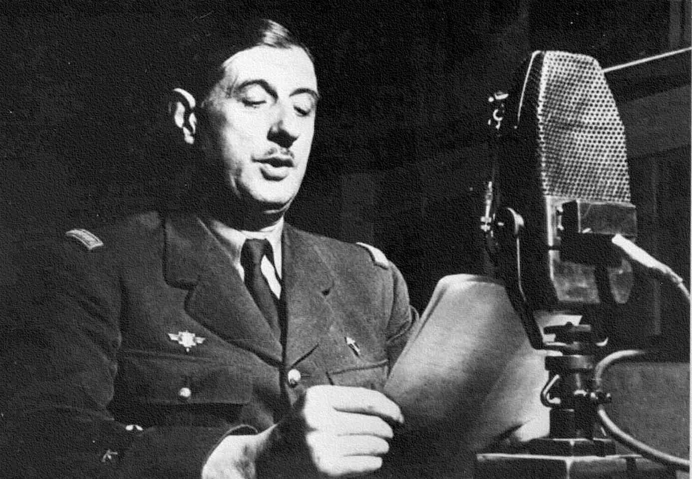 19 General De Gaulle während seines Radioaufrufs am 18.