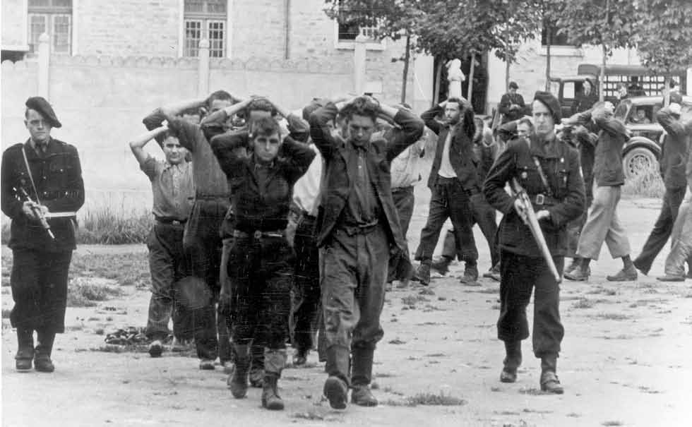 24 Frankreich unter deutscher Besatzung Verhaftung von Widerstandskämpfern durch die französische Miliz in Südfrankreich, Juli 1944.