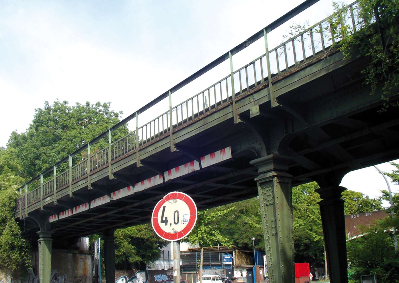 Die Brücke der alten Hafenbahn über die Alteburger Straße