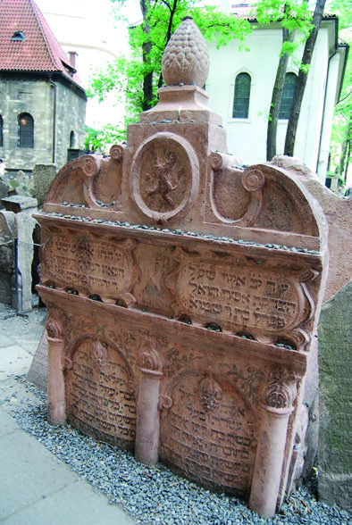 Er hat den Golem geschaffen, sagt man. Altneu-Synagoge Diese gotische Synagoge liegt im Zentrum, direkt am Friedhof, und wurde ca. 1270 erbaut.