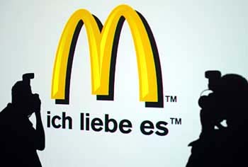 Globalizarea reclamelor şi limbajul acestora în Germania şi România Pe lângă firme mari ca Douglas und McDonald s şi producători mai mici au început să renunţe la anglismele din reclame.