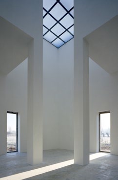 4 Schall und Raum Weiß, hoch, leer. Wer das Innere des Turms von Erwin Heerich auf der Museumsinsel Hombroich [Link] betritt, sieht Weiß und sonst nicht viel mehr.