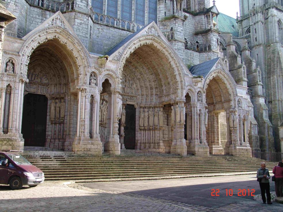 Blick auf den rechten Flügel des Schlosses (mit den Parkanlagen im Rücken). Noch am gleichen Tage (dem 22. Oktober) fuhren wir weiter nach Chartres.