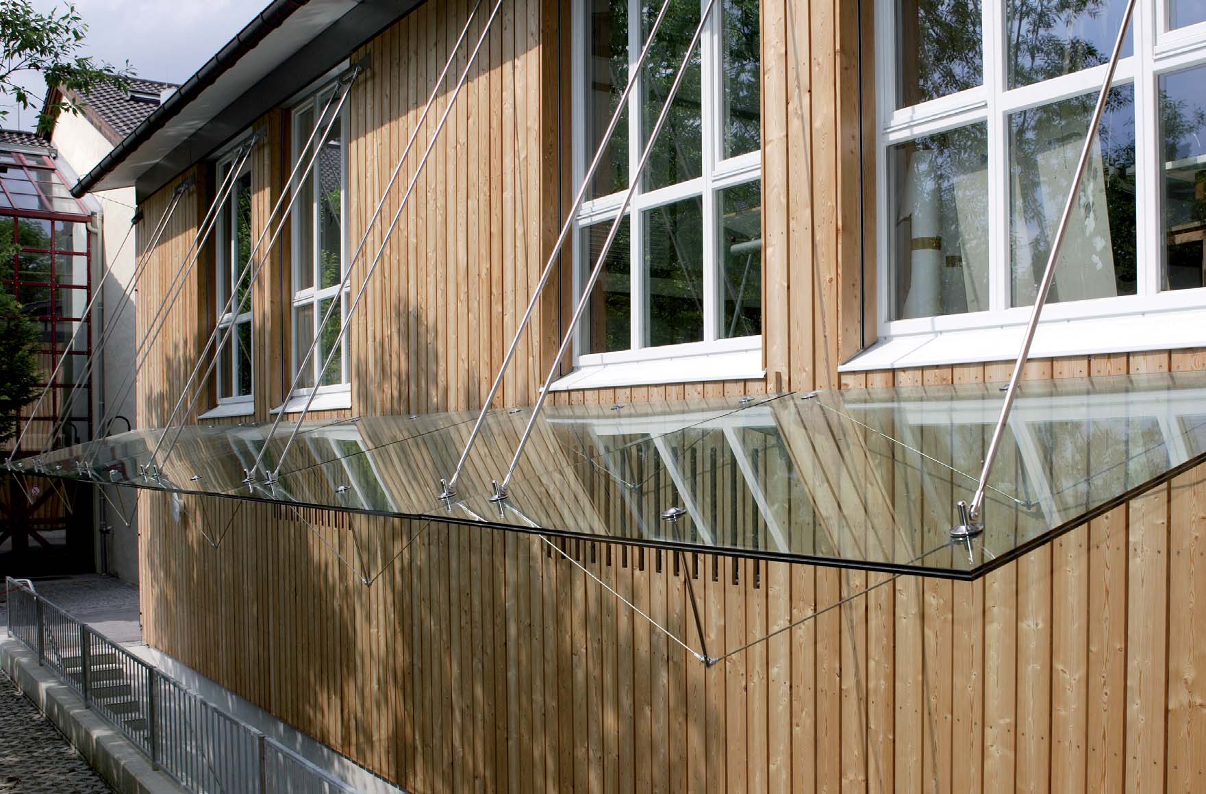 Moderne Glasvordächer mit DORMA-RODAN-Punkthaltern schützen vor Regen