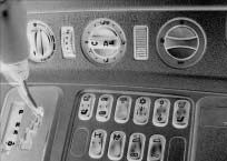 Bedienelement Schalter Zuheizer Der Schalter Zuheizer befindet sich im Mittelteil des Armaturenbrettes. Einschalten Schalter drücken, die Kontrollleuchte im Schalter leuchtet auf.