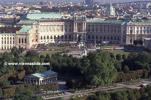 - Kaiser Karl VI. ließ die Hofburg abermals erweitern: der Reichskanzlertrakt entstand. Lukas von Hildebrandt bzw. Joseph Emanuel Fischer von Erlach erbauten diesen Teil der Hofburg.